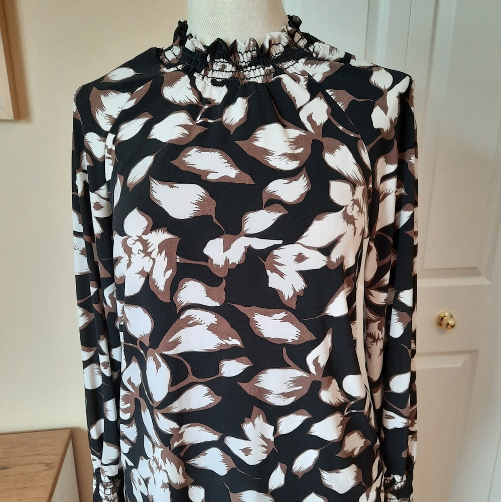 Pretty long-sleeve blouse